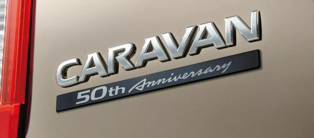 El Nissan Caravan celebra su medio siglo con esta edición especial 3 Motor16 2023 Nissan Caravan 50th Anniversary. Imagen emblema.