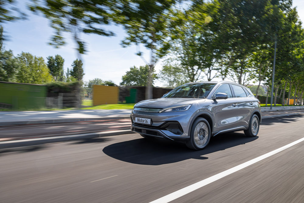 Los 10 coches y las 10 marcas chinas más vendidas en Europa 1 Motor16 2023 BYD Atto 3. Imagen movimiento. Rival Omoda 5 EV.