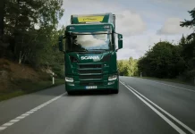 Este es el motivo por el que jamás deberías llevar un camión o un autobús detrás tuyo