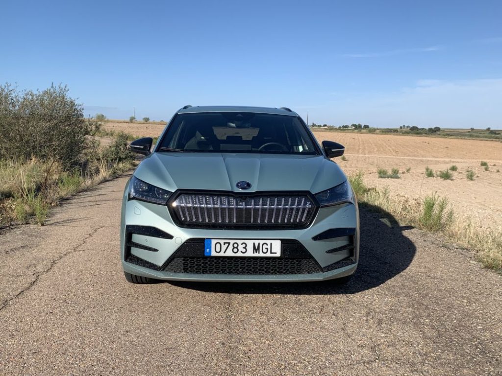 Probamos el Skoda Enyaq RS. El deportivo eléctrico para todos los días 4 Motor16 2023 Prueba Skoda Enyaq RS. Imagen frontal.
