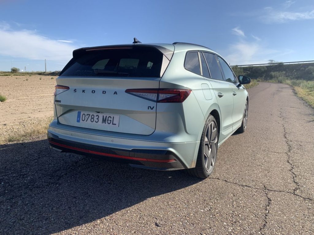 Probamos el Skoda Enyaq RS. El deportivo eléctrico para todos los días 3 Motor16 2023 Prueba Skoda Enyaq RS. Imagen trasera.