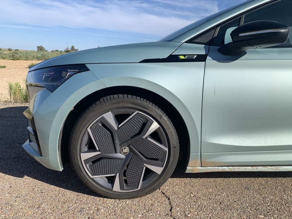 Probamos el Skoda Enyaq RS. El deportivo eléctrico para todos los días 1 Motor16 2023 Prueba Skoda Enyaq RS. Imagen llanta.