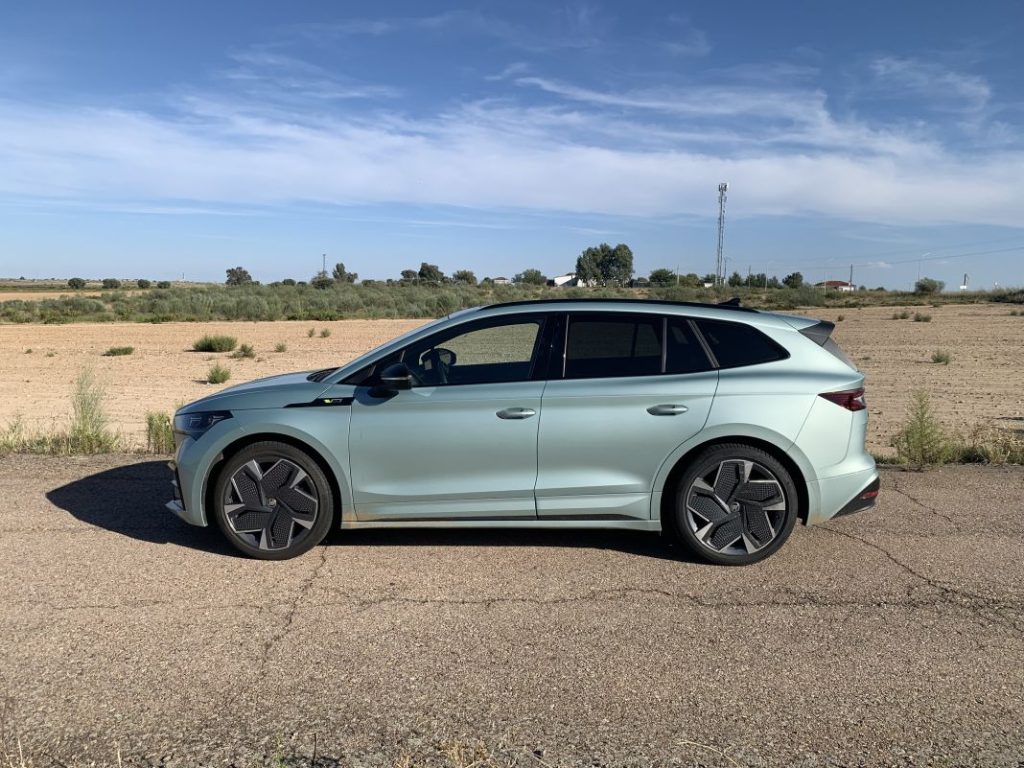 Probamos el Skoda Enyaq RS. El deportivo eléctrico para todos los días 6 Motor16 2023 Prueba Skoda Enyaq RS. Imagen silueta.