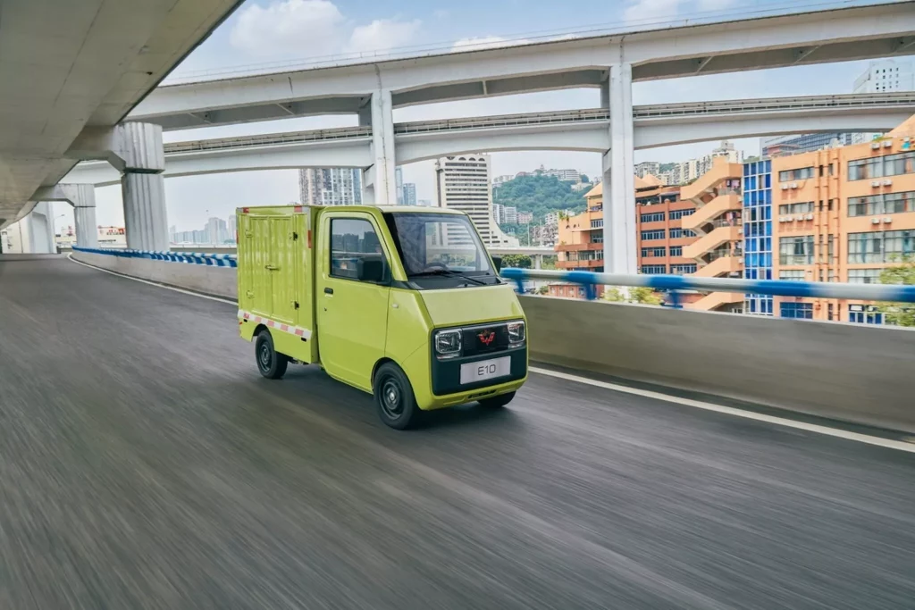 2023 Wuling E10. Imagen movimiento delantero.