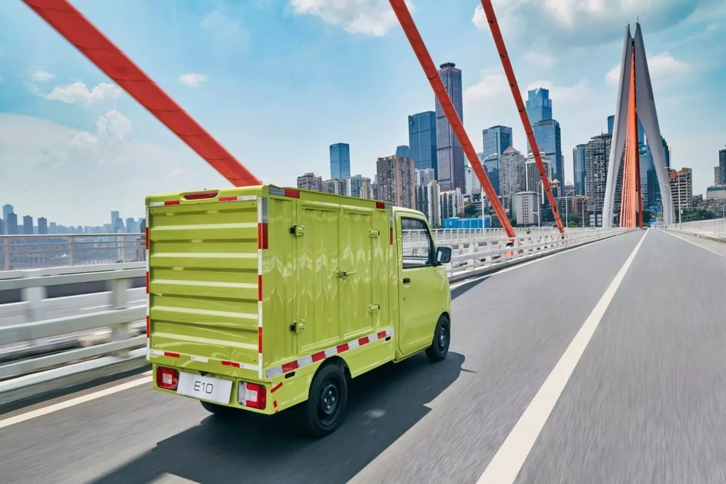 2023 Wuling E10. Imagen movimiento trasero.