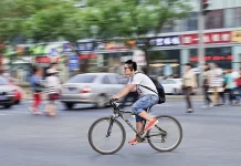 Ciclista: esta es la multa que la DGT puede ponerte si circulas con auriculares