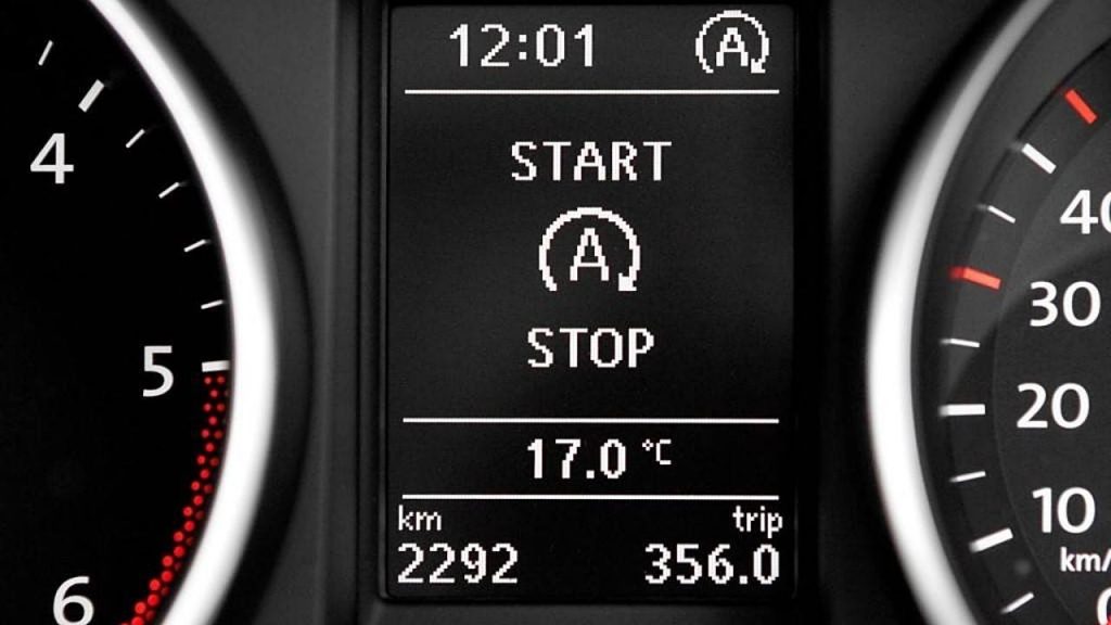 La OCU y sus 10 consejos para ahorrar gasolina y diésel en tu coche 17 Motor16 2023 pantalla start stop coche ahorrar gasolina Motor16