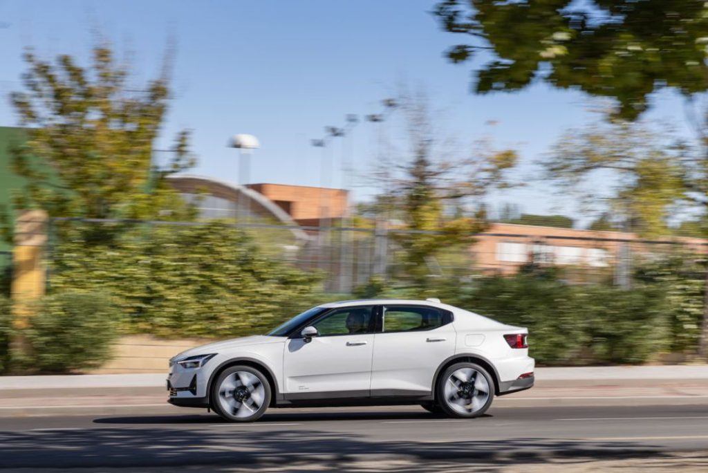 Conducimos el Polestar 2 2024. Más potente, más eficiente 1 Motor16 AL VOLANTE POLESTAR 2 1 Motor16