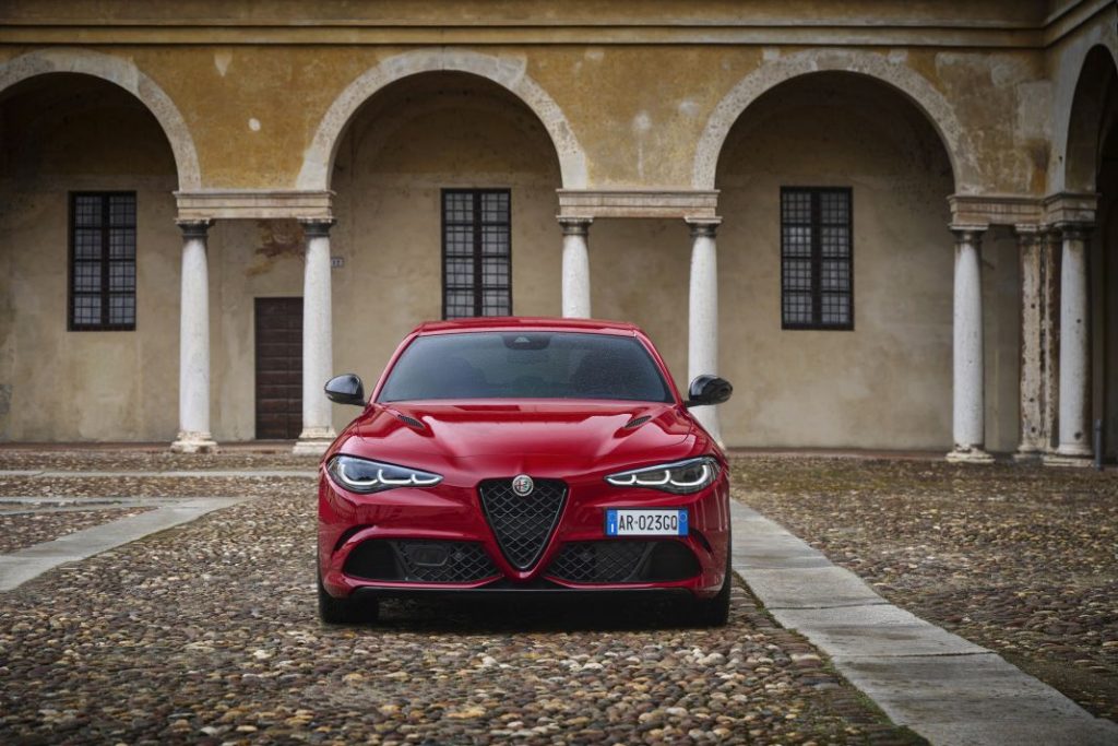 Alfa Romeo Quadrifoglio: Dos estilos opuestos, un mismo (y excitante) resultado 23 Motor16 Alfa Quadrifoglio 2023 8 Motor16
