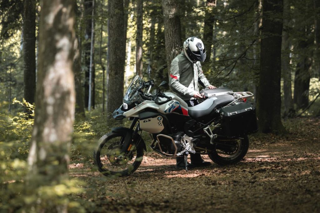 BMW Motorrad renueva su gama trail media: nuevas F 800 GS y F 900 GS 20 Motor16 BMW F 900 GS 2024 18 Motor16