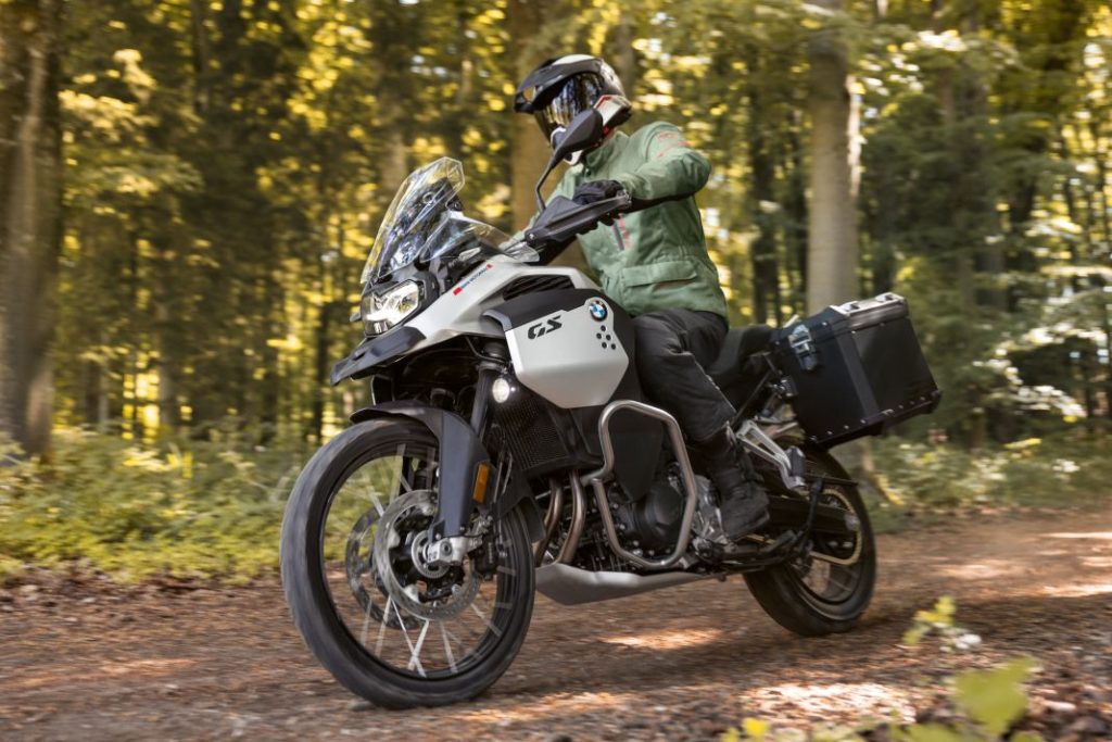 BMW Motorrad renueva su gama trail media: nuevas F 800 GS y F 900 GS 21 Motor16 BMW F 900 GS 2024 19 Motor16