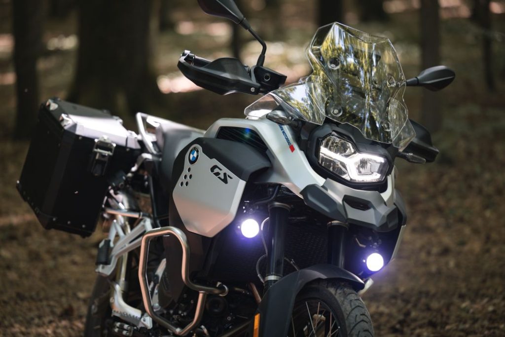 BMW Motorrad renueva su gama trail media: nuevas F 800 GS y F 900 GS 22 Motor16 BMW F 900 GS 2024 21 Motor16