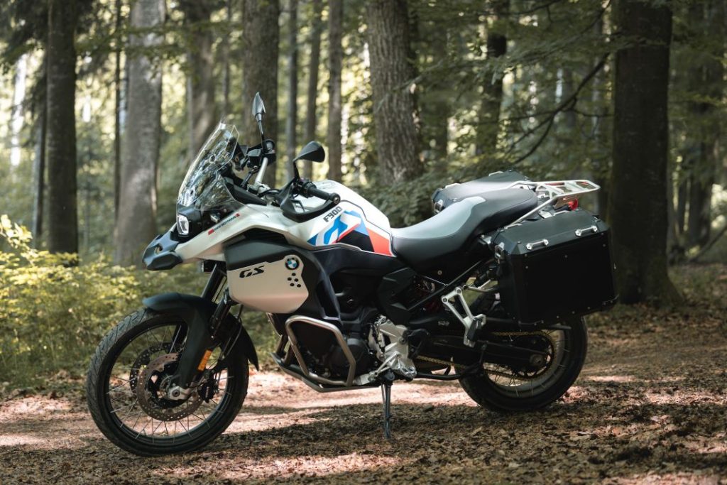 BMW Motorrad renueva su gama trail media: nuevas F 800 GS y F 900 GS 23 Motor16 BMW F 900 GS 2024 22 Motor16