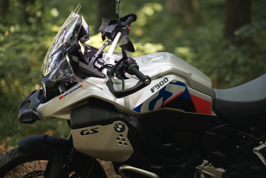 BMW Motorrad renueva su gama trail media: nuevas F 800 GS y F 900 GS 24 Motor16 BMW F 900 GS 2024 23 Motor16