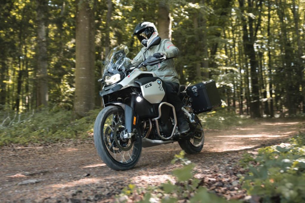 BMW Motorrad renueva su gama trail media: nuevas F 800 GS y F 900 GS 25 Motor16 BMW F 900 GS 2024 25 Motor16