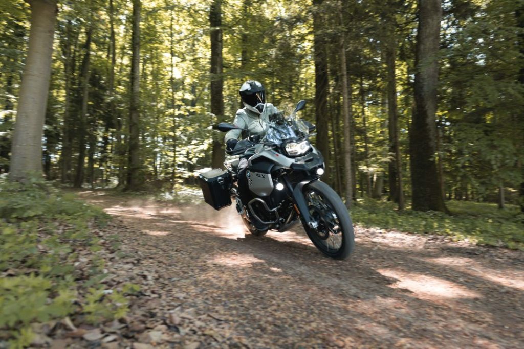 BMW Motorrad renueva su gama trail media: nuevas F 800 GS y F 900 GS 26 Motor16 BMW F 900 GS 2024 26 Motor16