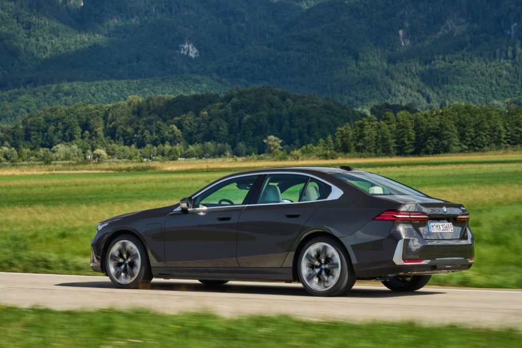 Los BMW Serie 5 híbridos enchufables ya tienen precio 6 Motor16 BMW Serie 5 530e Berlina 2024 2 Motor16