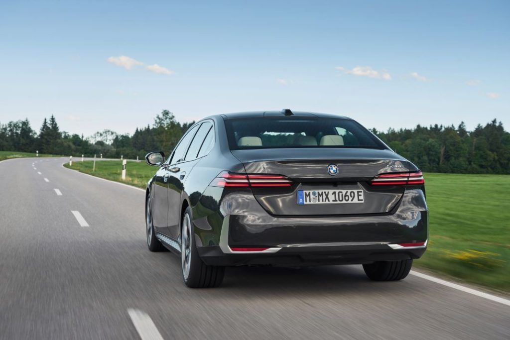 Los BMW Serie 5 híbridos enchufables ya tienen precio 1 Motor16 BMW Serie 5 530e Berlina 2024 (4)