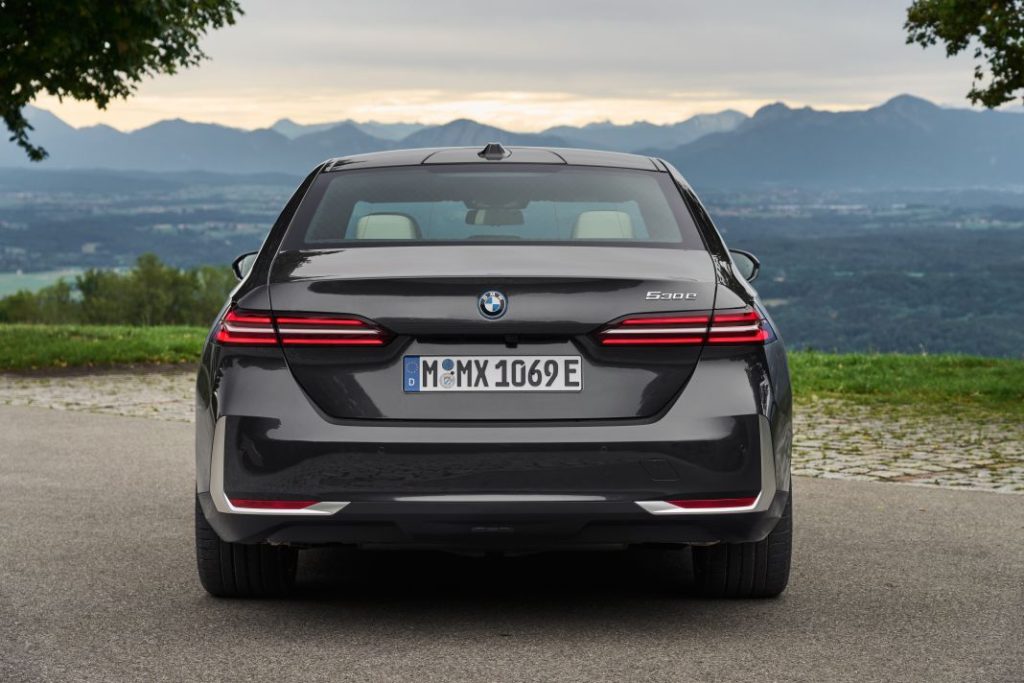 Los BMW Serie 5 híbridos enchufables ya tienen precio 10 Motor16 BMW Serie 5 530e Berlina 2024 9 Motor16
