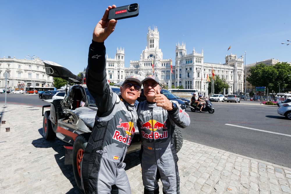 El Audi RS Q e-tron se 'sale' en Madrid, París y Estocolmo. Este es el motivo 10 Motor16 Carlos Sainz y Lucas Cruz posan con el Audi RS Q e tron en Madrid 1 Motor16