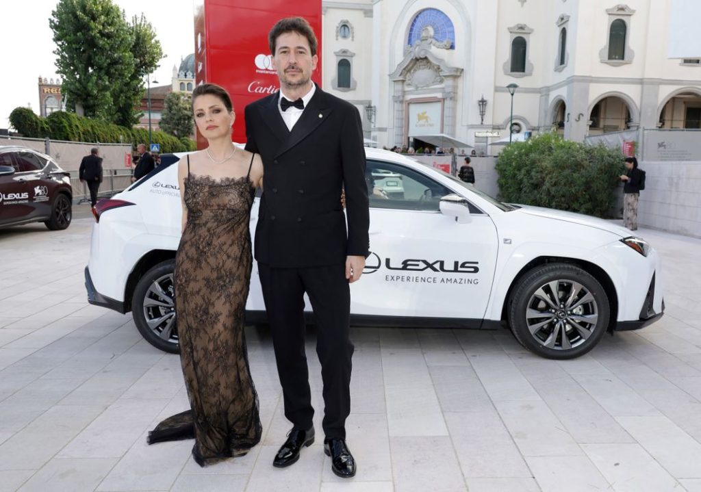 Las estrellas del Festival de Cine de Venecia viajan en Lexus 7 Motor16 Dolores Fonzi Santiago Mitre Lexus Festival Venecia 2023 Motor16