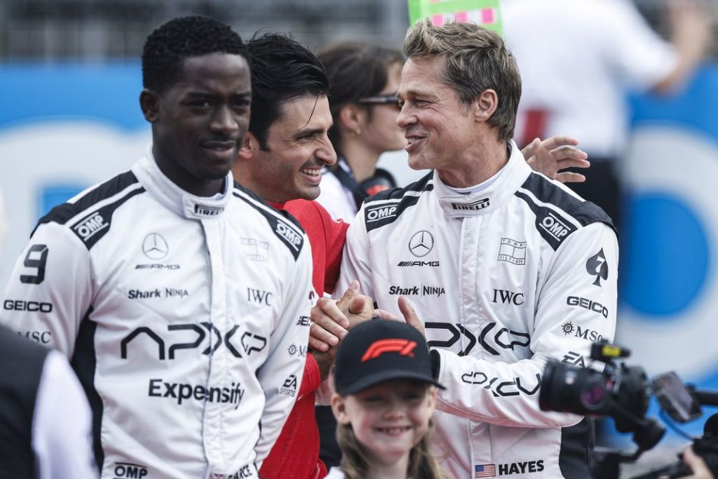 Este es el coche clásico que ha elegido Brad Pitt 1 Motor16 EP Brad Pitt junto a Carlos Sainz Jr Motor16