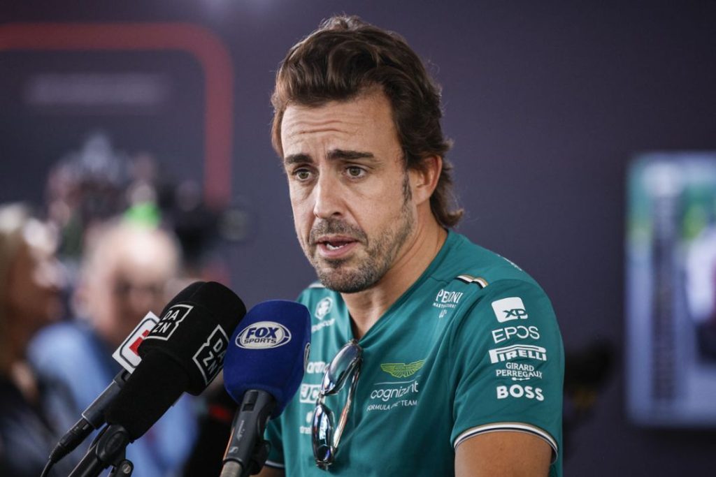 La otra cara de la moneda para Alonso y Sainz en el GP de Italia 2 Motor16 Fernando Alonso atiende a los periodistas en Monza, en el GP de Italia 2023