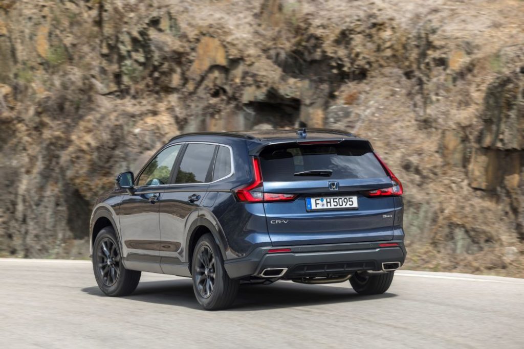 Primera prueba del Honda CR-V e:HEV y e:PHEV: Un buen SUV con un pequeño inconveniente 36 Motor16 HONDA CR V e HEV y e PHEV 2023 35 Motor16