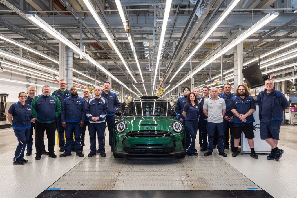 Londres da marcha atrás: no acabará con el coche de combustión en 2030 ¿Y ahora qué? 1 Motor16 Mini produce en Reino Unido la mayoría de sus coches.