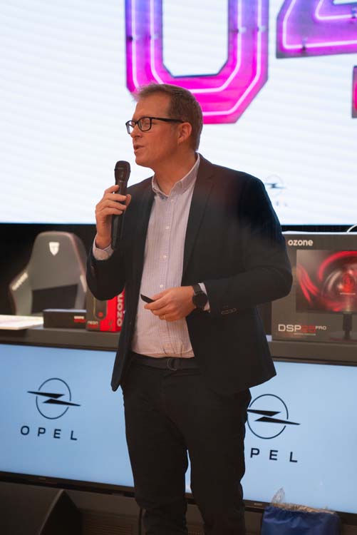 Opel Corsa y el equipo eSports Giants 6 Motor16