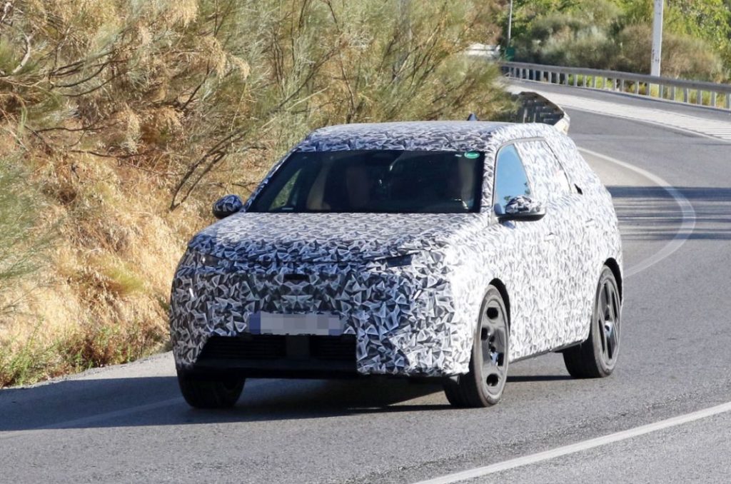 El Peugeot 5008 también prepara su estreno 3 Motor16 Peugeot E 5008 1 Motor16
