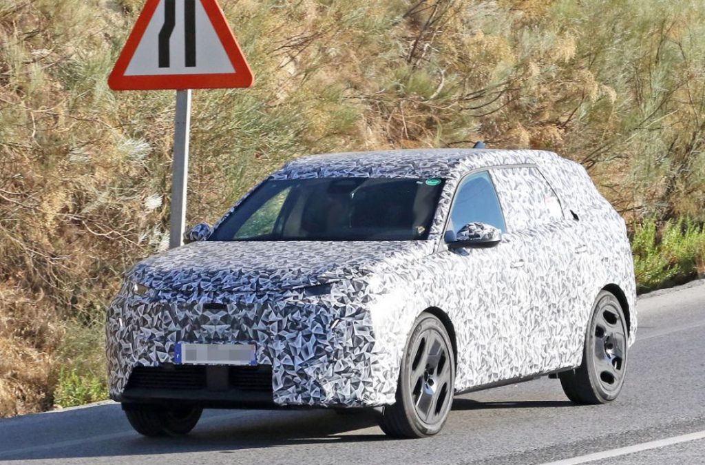 El Peugeot 5008 también prepara su estreno 4 Motor16 Peugeot E 5008 2 Motor16