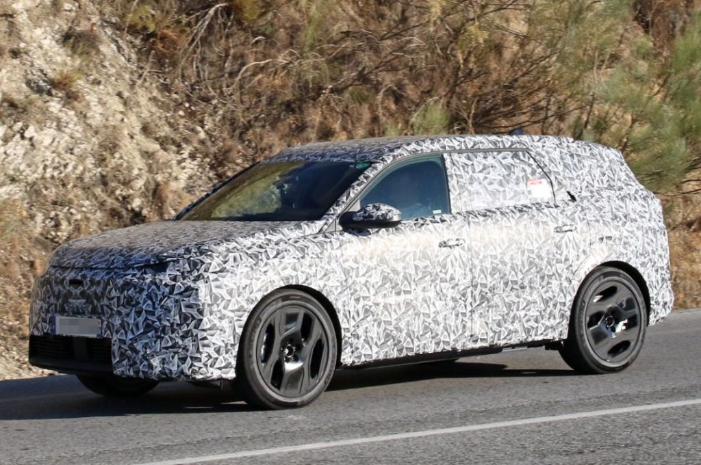 El Peugeot 5008 también prepara su estreno 6 Motor16 Peugeot E 5008 4 Motor16