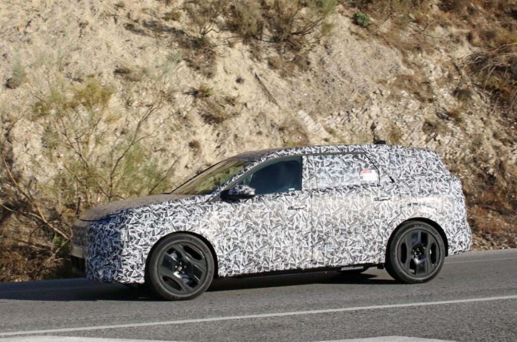 El Peugeot 5008 también prepara su estreno 2 Motor16 Peugeot E 5008 5 Motor16