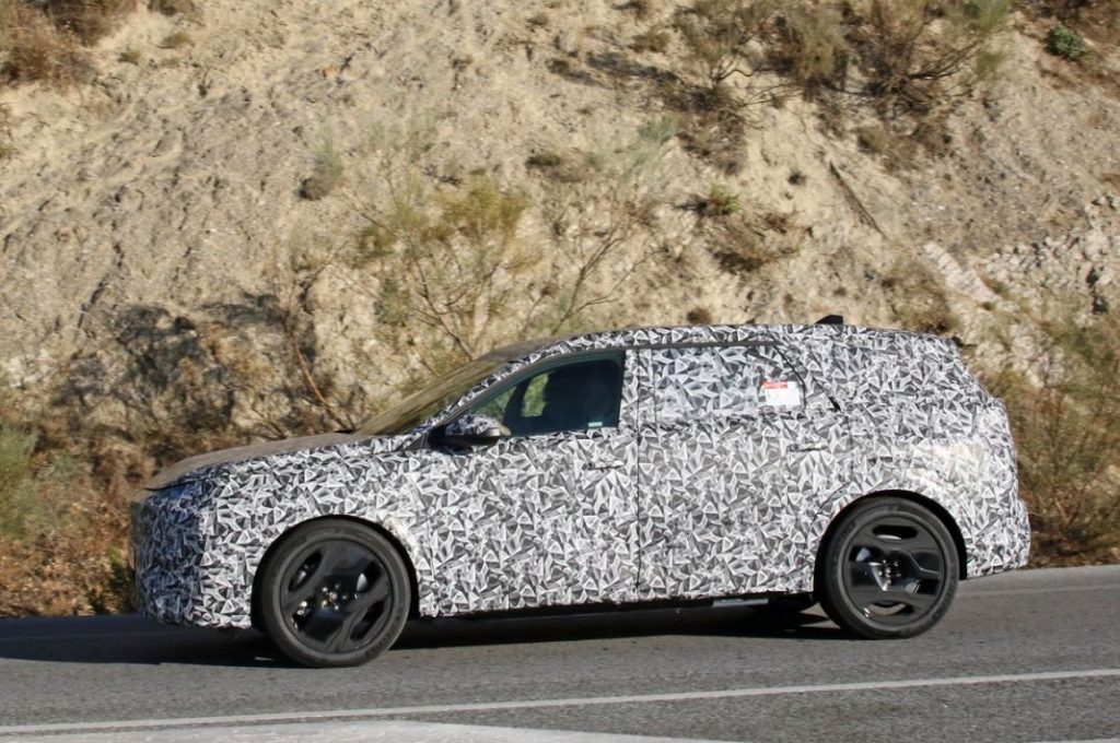 El Peugeot 5008 también prepara su estreno 8 Motor16 Peugeot E 5008 6 Motor16