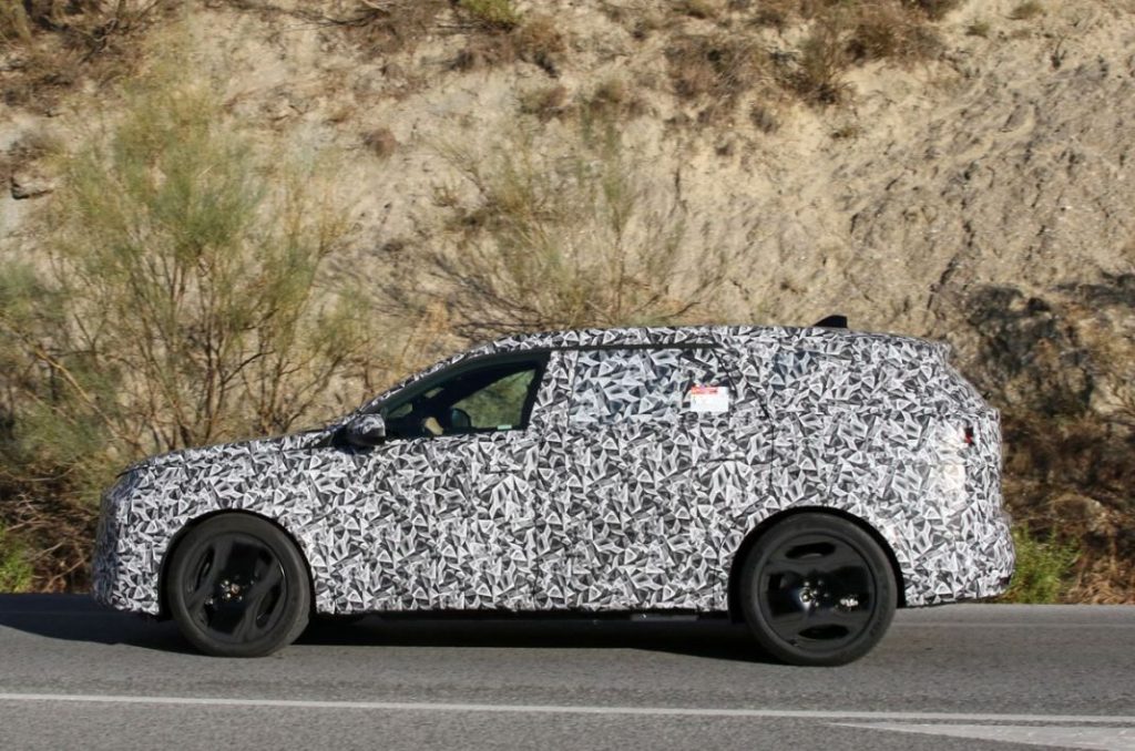 El Peugeot 5008 también prepara su estreno 9 Motor16 Peugeot E 5008 7 Motor16