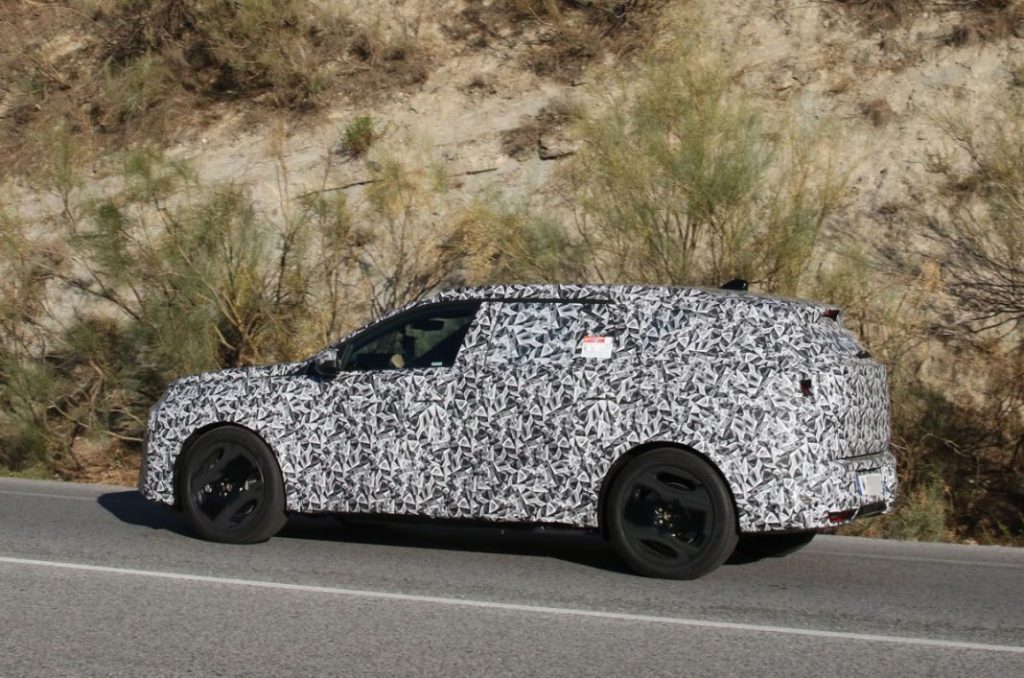El Peugeot 5008 también prepara su estreno 1 Motor16 Peugeot E 5008 8 Motor16