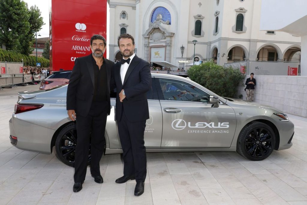 Las estrellas del Festival de Cine de Venecia viajan en Lexus 9 Motor16 Pier Francesco Favino Director Edoardo de Angelis Lexus Festival Venecia 2023 Motor16