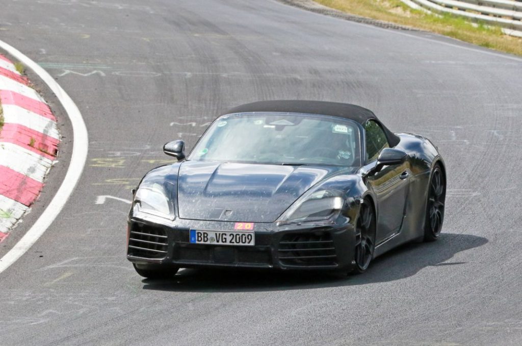 Fotos espía del Porsche 718 Boxster eléctrico, que nos enseña su salpicadero 3 Motor16 Porsche 718 Boxster electrico 1 Motor16