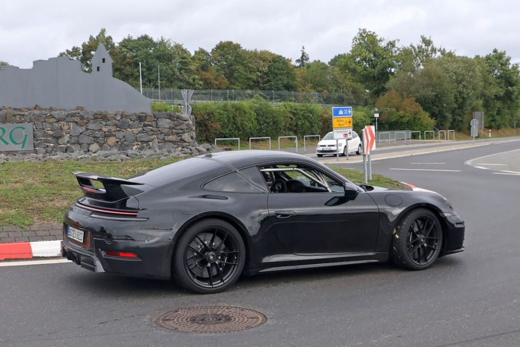 La pegatina amarilla que cambia la filosofía del Porsche 911 Carrera GTS 2 Motor16 Porsche 992 GTS facelift hybrid aeropackage 11 Motor16