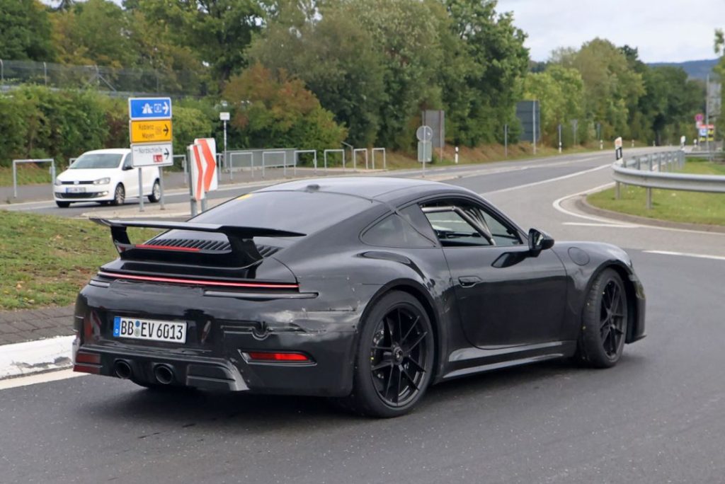 La pegatina amarilla que cambia la filosofía del Porsche 911 Carrera GTS 14 Motor16 Porsche 992 GTS facelift hybrid aeropackage 12 Motor16