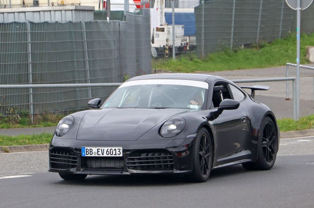 La pegatina amarilla que cambia la filosofía del Porsche 911 Carrera GTS 5 Motor16 Porsche 992 GTS facelift hybrid aeropackage 3 Motor16