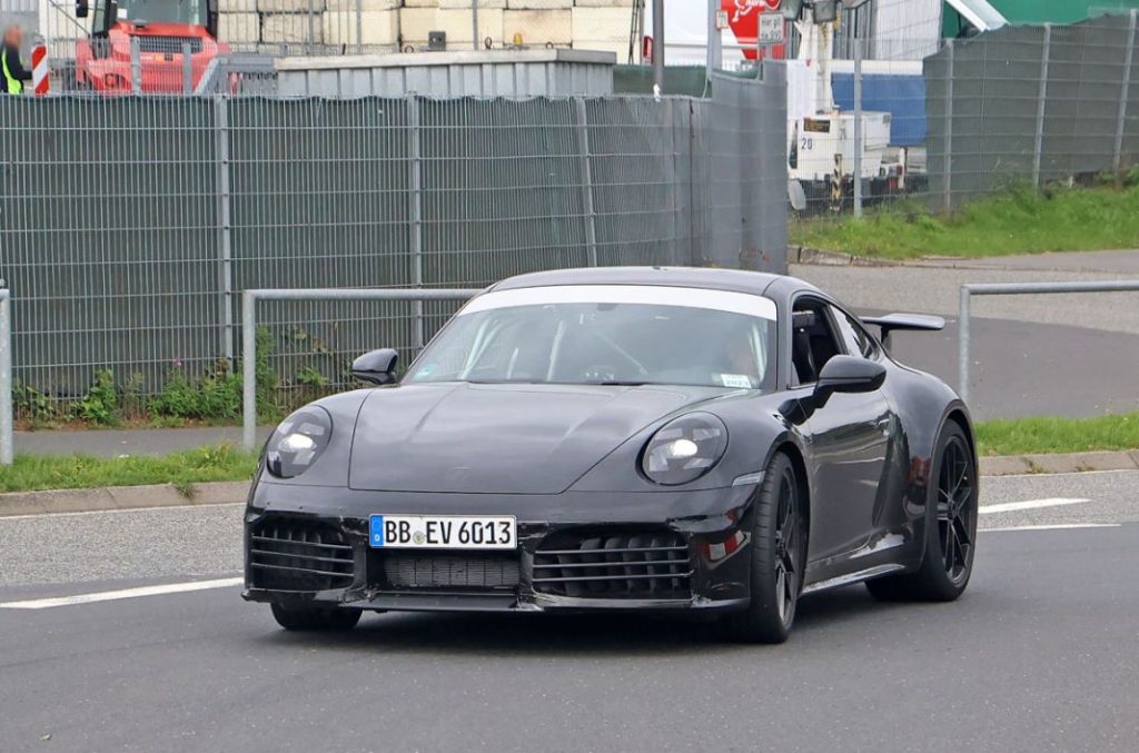 La pegatina amarilla que cambia la filosofía del Porsche 911 Carrera GTS 6 Motor16 Porsche 992 GTS facelift hybrid aeropackage 4 Motor16