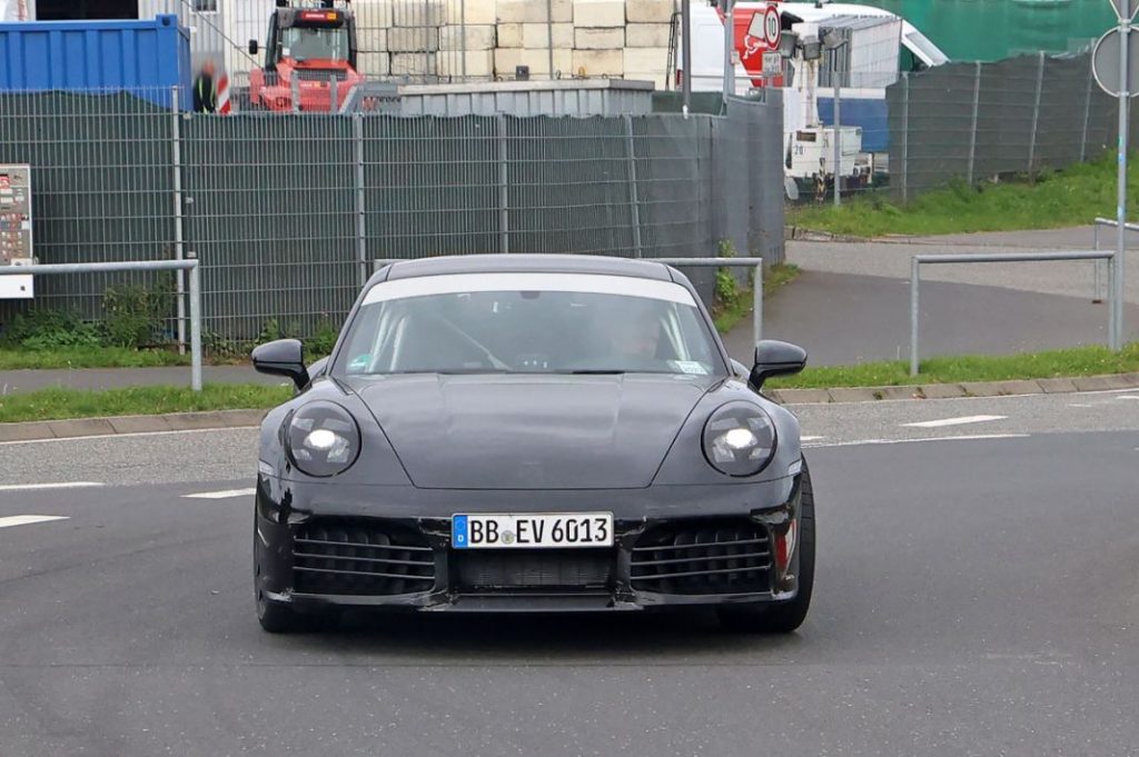 La pegatina amarilla que cambia la filosofía del Porsche 911 Carrera GTS 1 Motor16 Porsche 992 GTS facelift hybrid aeropackage 6 Motor16