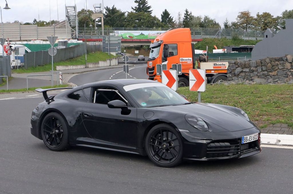 La pegatina amarilla que cambia la filosofía del Porsche 911 Carrera GTS 11 Motor16 Porsche 992 GTS facelift hybrid aeropackage 9 Motor16