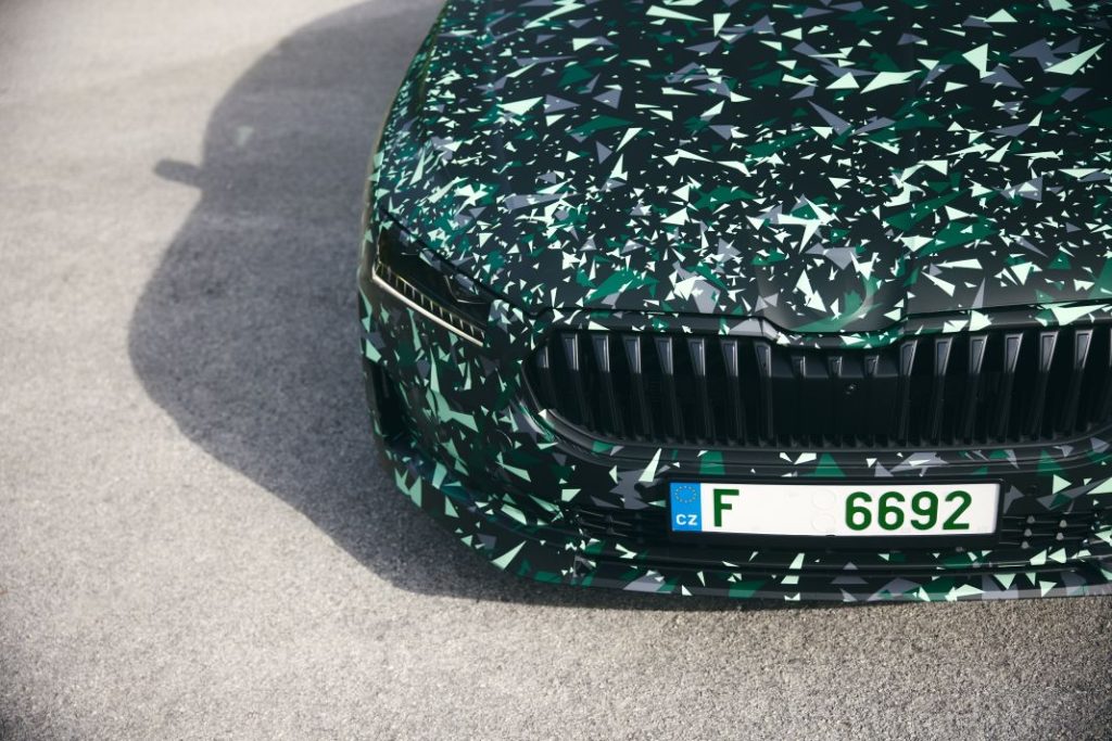 El Skoda Superb 2024 se muestra por primera vez con su carrocería berlina 20 Motor16 SkodaSuperbBerlina 14 Motor16