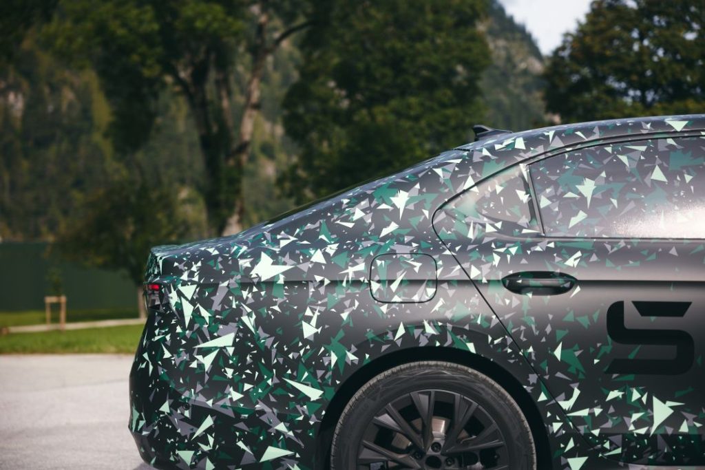 El Skoda Superb 2024 se muestra por primera vez con su carrocería berlina 24 Motor16 SkodaSuperbBerlina 19 Motor16