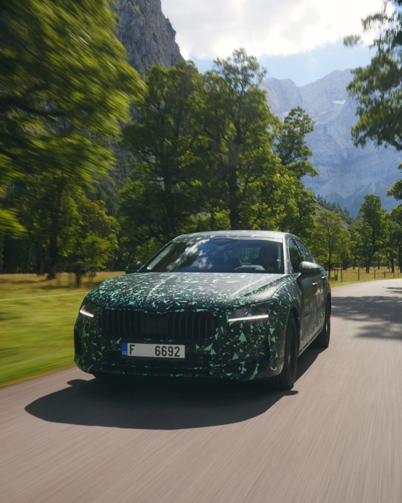 El Skoda Superb 2024 se muestra por primera vez con su carrocería berlina 28 Motor16 SkodaSuperbBerlina 23 Motor16