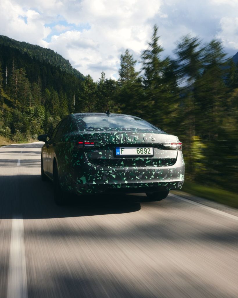 El Skoda Superb 2024 se muestra por primera vez con su carrocería berlina 32 Motor16 SkodaSuperbBerlina 26 Motor16