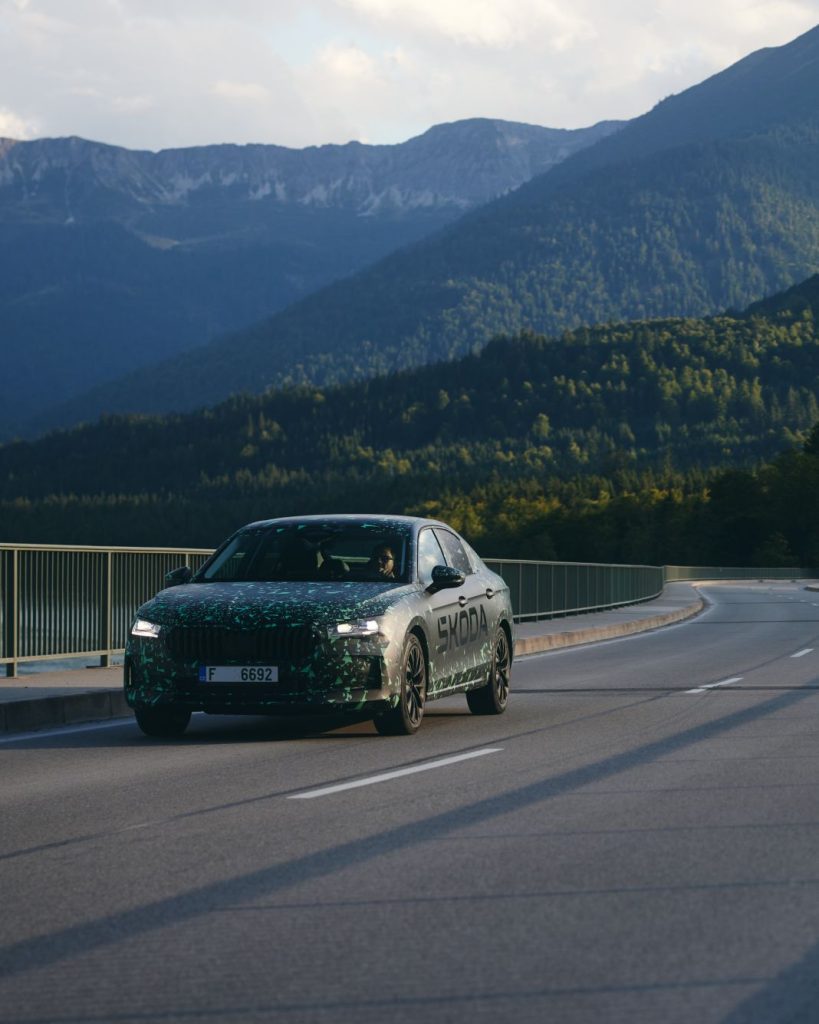 El Skoda Superb 2024 se muestra por primera vez con su carrocería berlina 30 Motor16 SkodaSuperbBerlina 28 Motor16